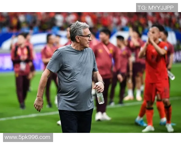 足球明星因意外腰伤缺席重要比赛球迷心碎期待复出时刻