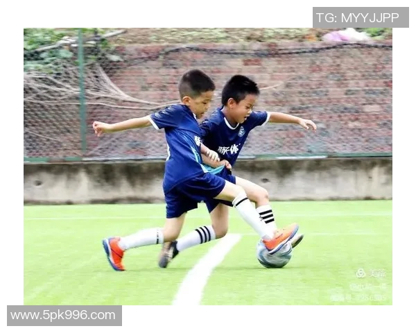 小男孩偶遇足球明星心中的梦想瞬间成真