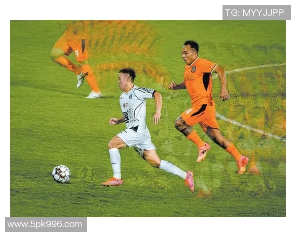 白色衣服的17号足球明星在赛场上的辉煌表现与背后的故事