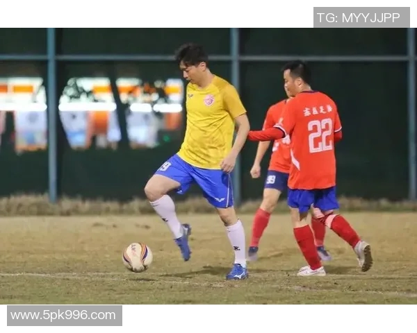 足球明星化身老人街头对抗赛引发热议展现运动精神与社会关怀